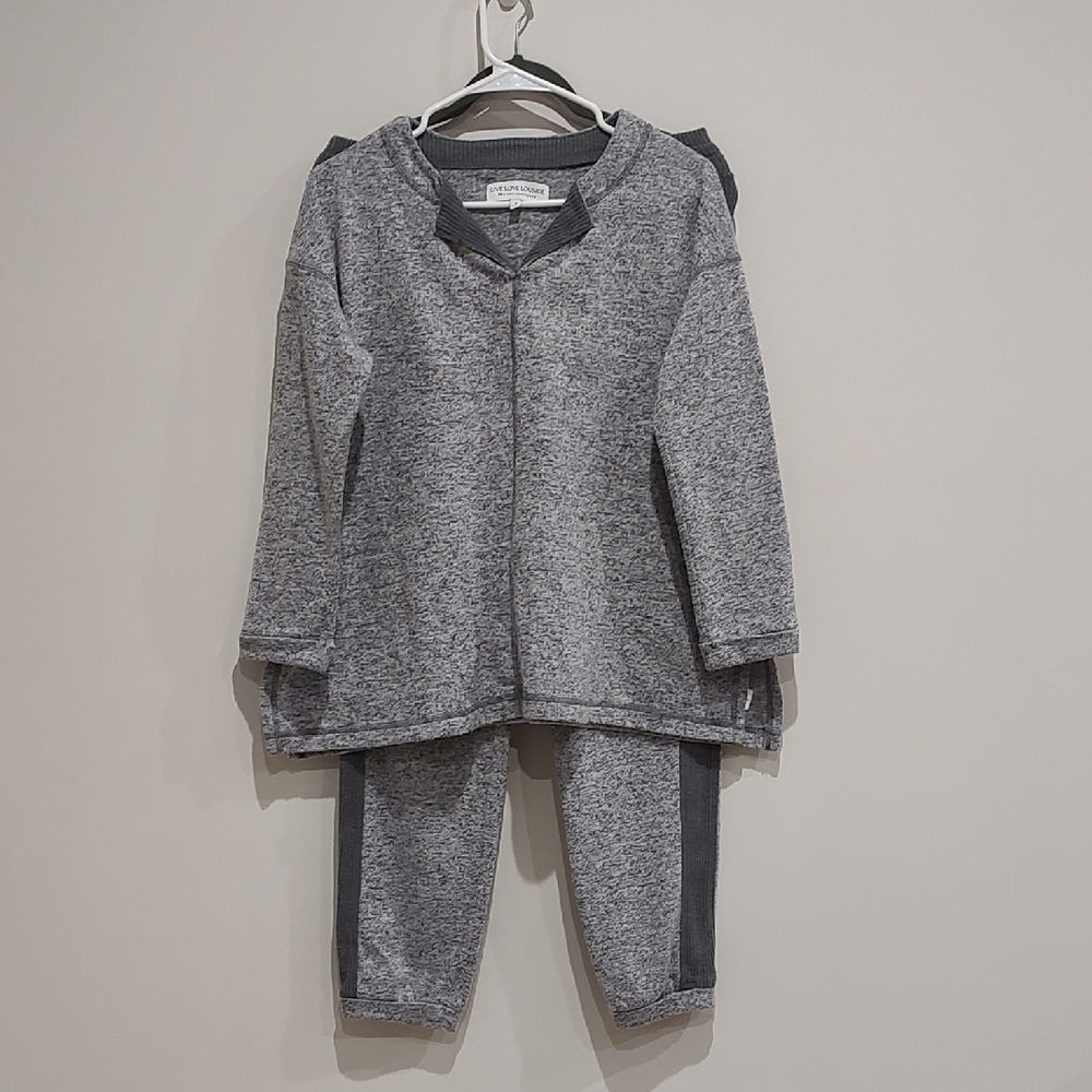 Karen Neuburger Heather Gray 2 Piece Lounge Set. Athleisure, Cozy, Soft, Pajamas